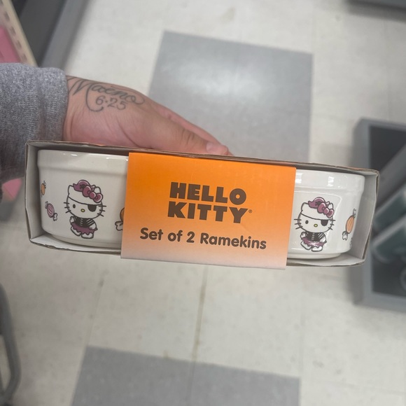 Halloween kitty mixing bowl with matching ramekins set - Picture 4 of 4